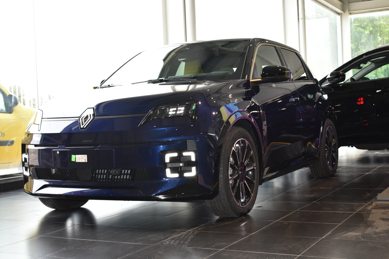 Renault 5 E-TECH ICONIC CINQ 150CV miniatura 2